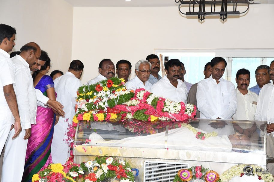 Celebs-Pay-Condolences-to-C-Narayana-Reddy